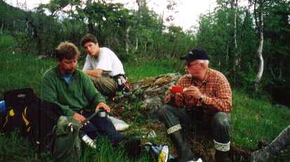 Några av medarbetarna tar en välbehövlig rast. Från vänster Christer Edsholm, Tomas Bergström och Erik Hemmingsson.  Foto: Ulla Falkdalen  